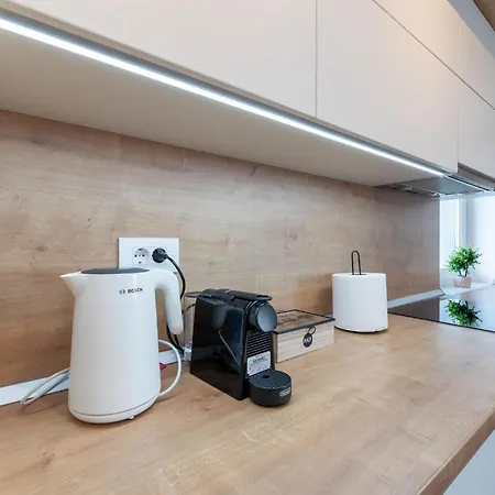 Mohost Valley - Designer With Mountain Views Apartment
