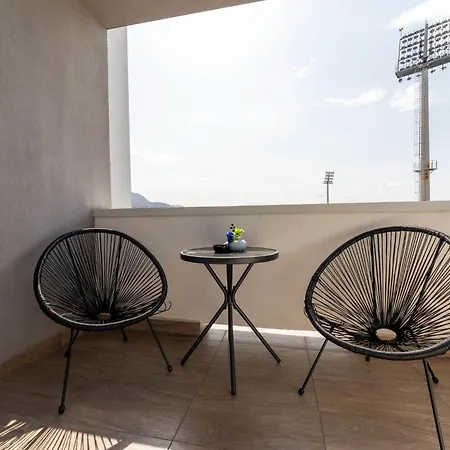 Mohost Valley - Designer With Mountain Views Apartment *